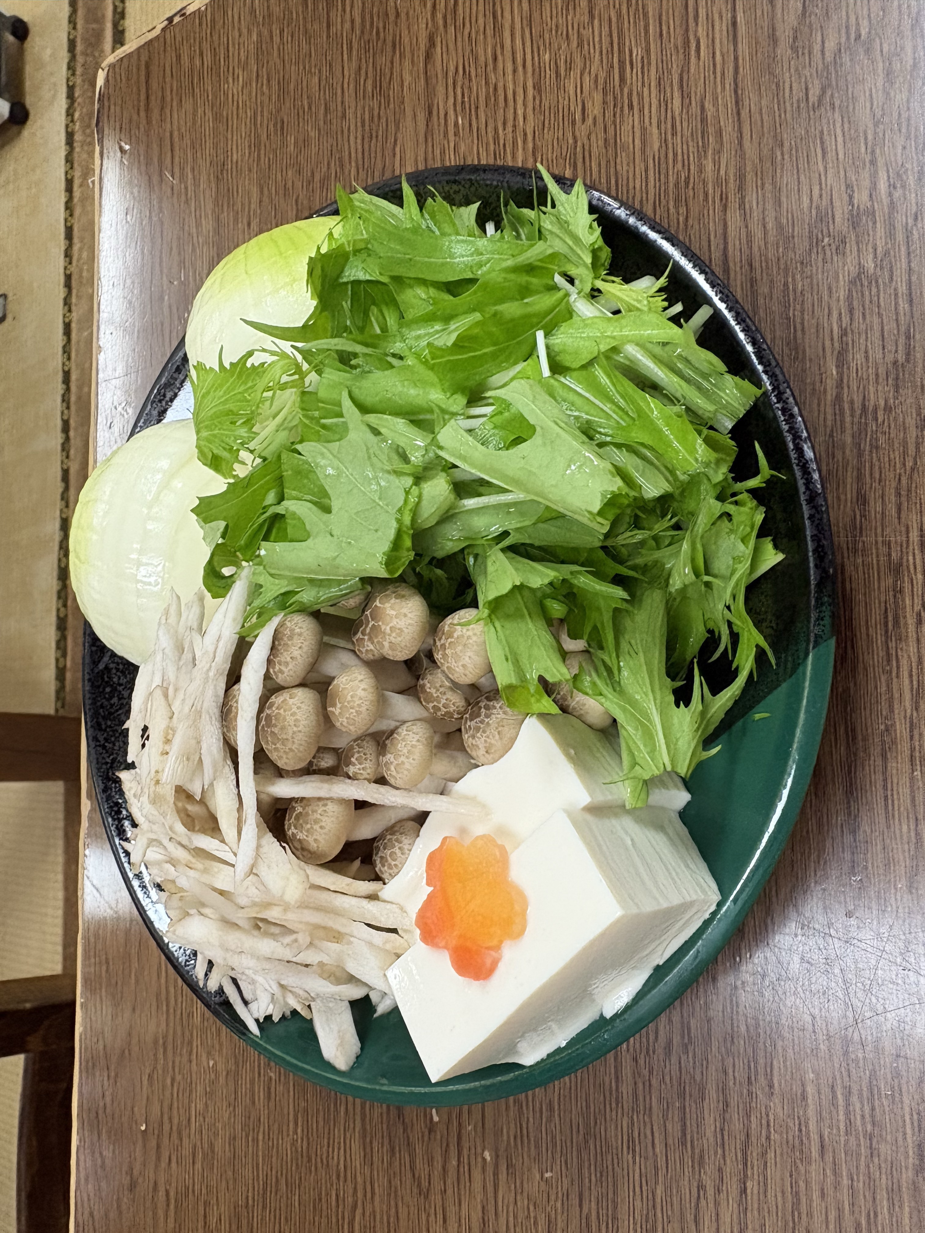 水菜・しめじ・えのき・豆腐・玉ねぎ・白菜などを盛った、はもしゃぶ用の鍋野菜