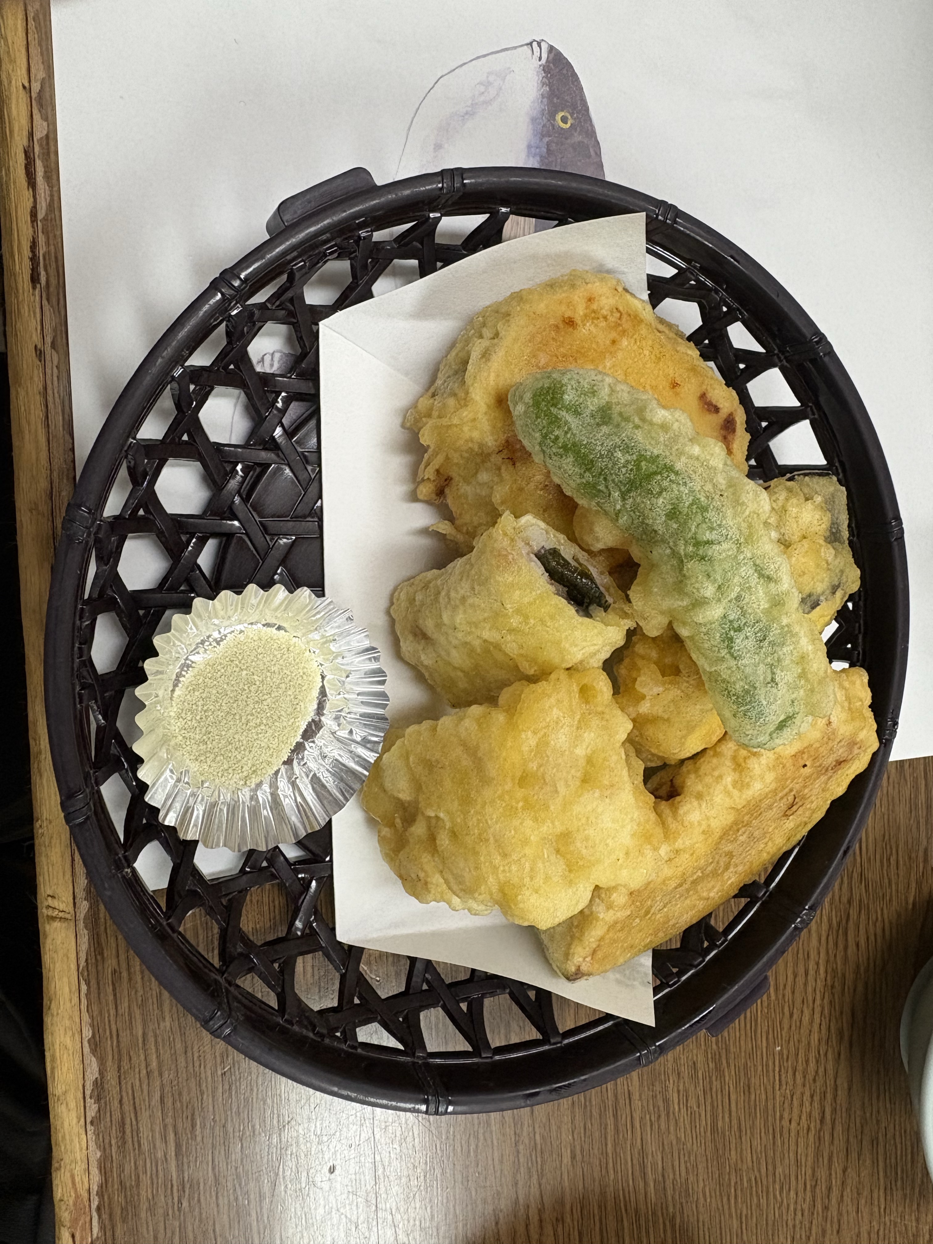 竹かごに盛った、はもの天ぷら盛り合わせ