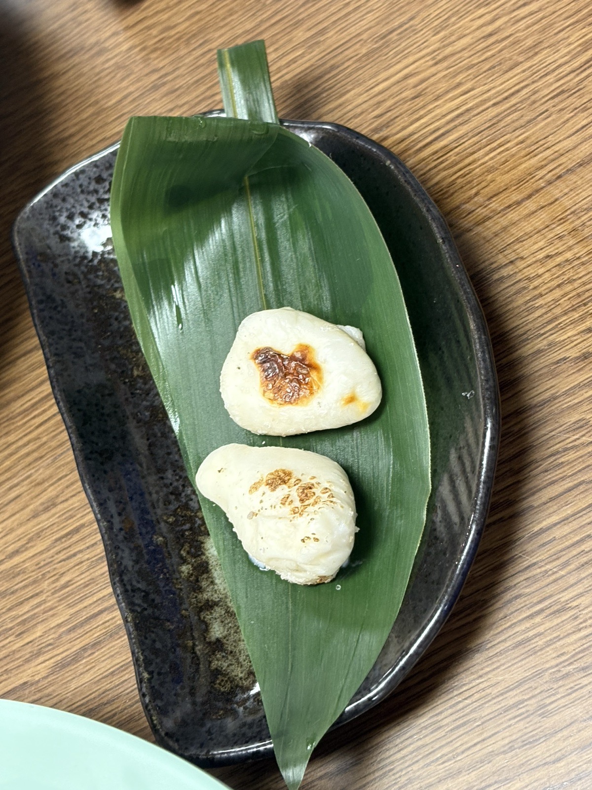笹の葉に載せて供する、焼き目をつけた白子の焼き物