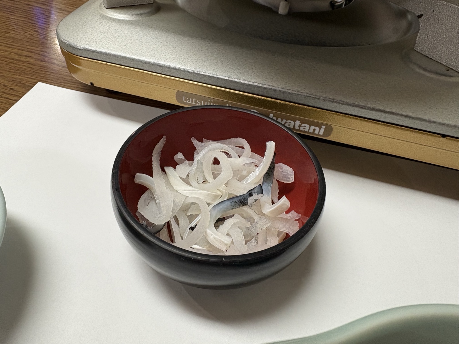 朱塗りの小鉢に盛った、ふぐの皮のゆびき